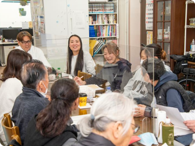 週１回の全員ミーティングで話しやすく相談しやすい、ひとりで抱え込まない環境。